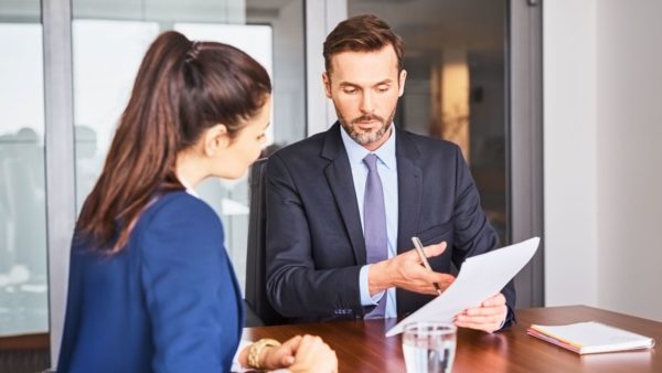 HR adviseur in gesprek met medewerker op kantoor