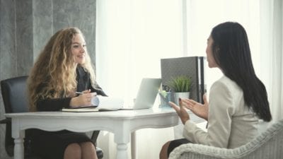 HR adviseur in gesprek met medewerker